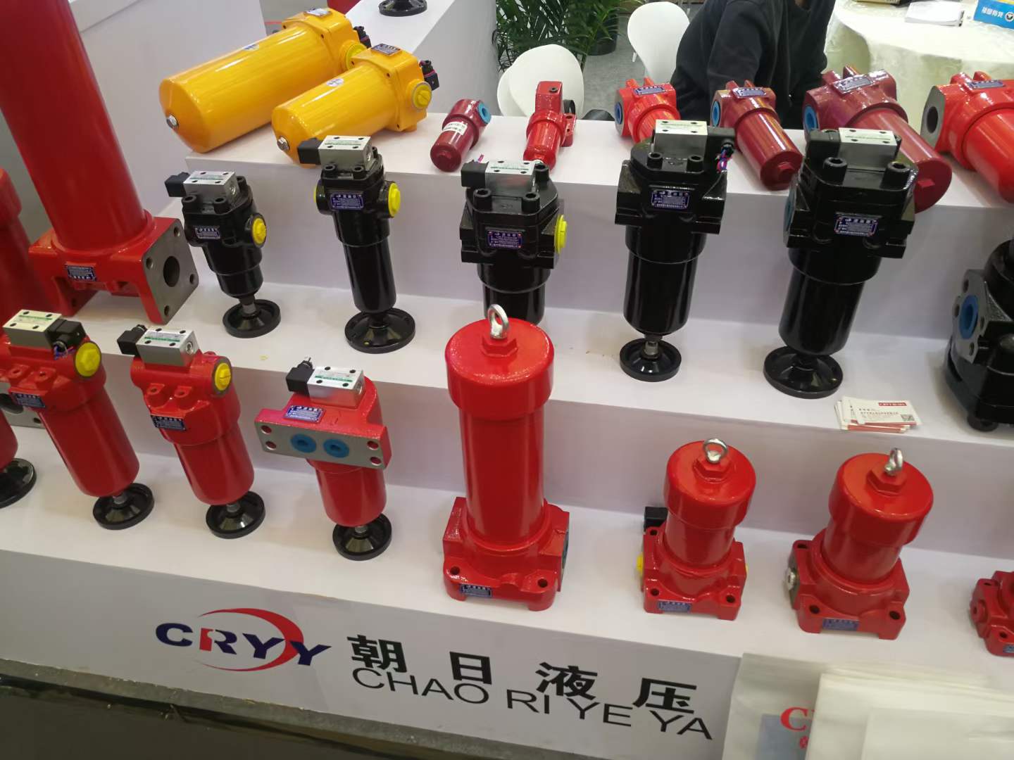 在液壓系統中，絕大多數的故障都是因為液壓油污染，油液中混入雜質(zhì)等原因導致的。因此，控制好液壓系統中油液污染程度，就基本可以保證系統正常穩定的運行。要防止液壓系統中油液污染，一方面要防止外部雜質(zhì)進(jìn)入液壓系統內，另一方面選擇合適的液壓油過(guò)濾裝置，做好液壓油過(guò)濾。